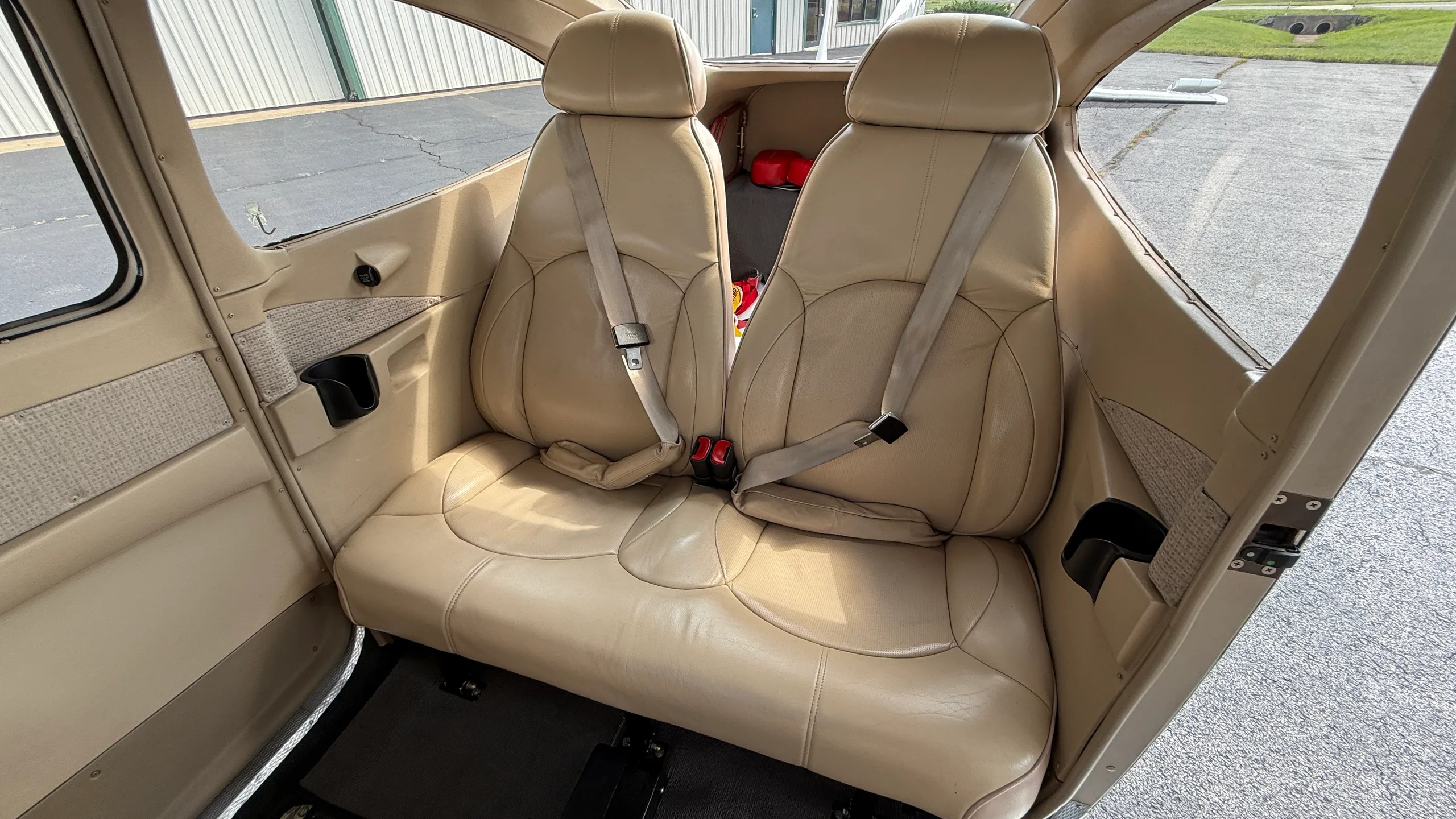 Cabin interior of a 2010 Cessna 182T Skylane, 18282212.