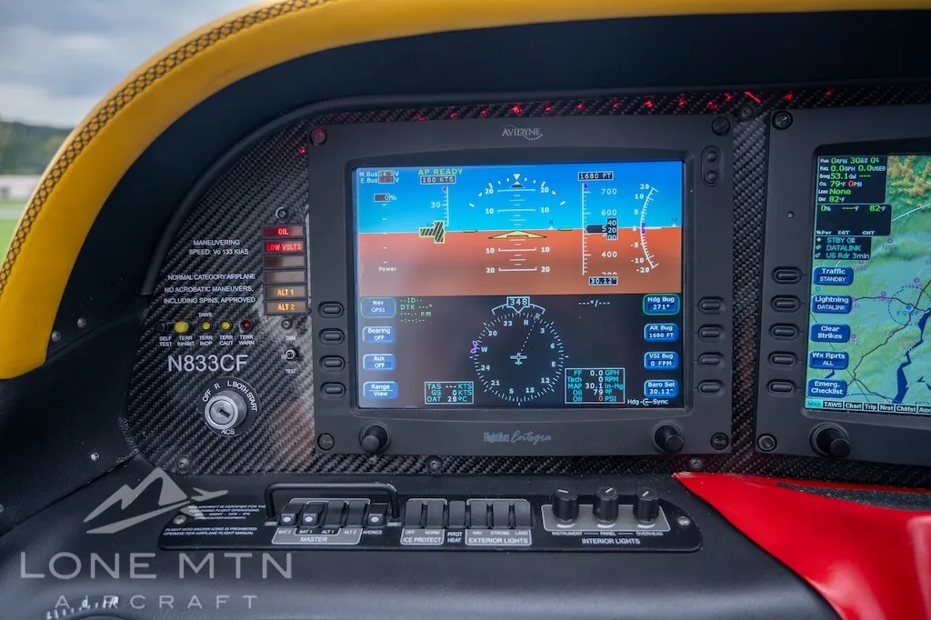 Cockpit and instrument panel of a 2006 Cirrus SR22 G2.