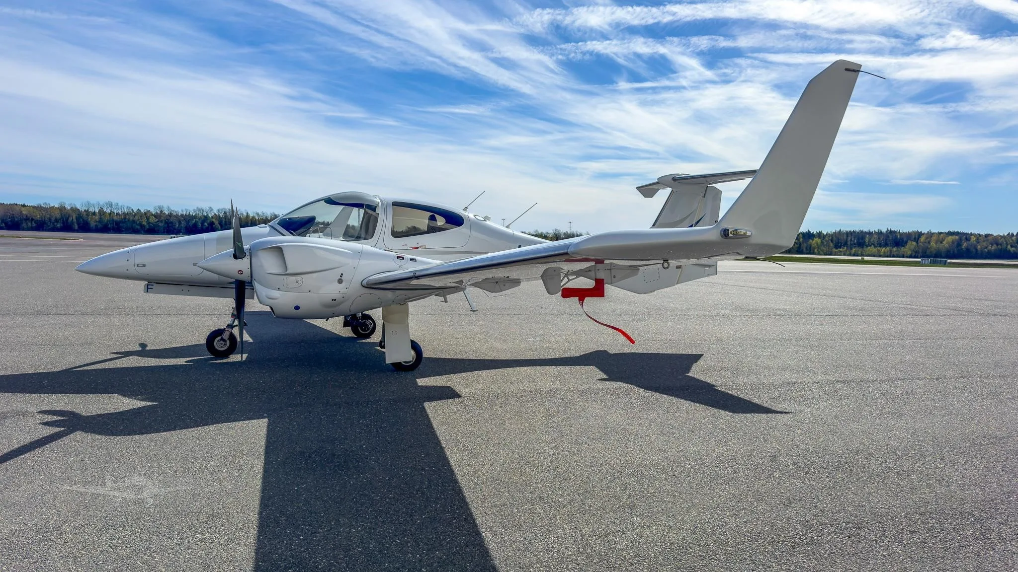 Exterior view of a 2019 DIAMOND DA42 VI, LN-PFF.