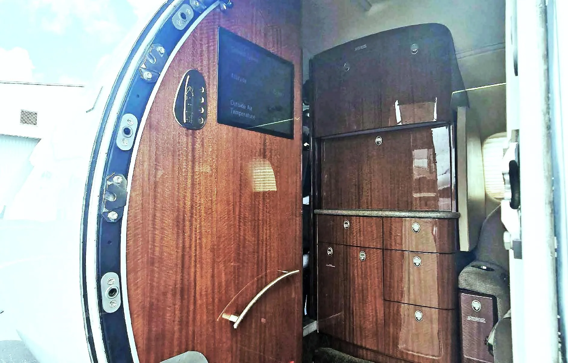 Cabin interior of a 2007 LEARJET 60SE.