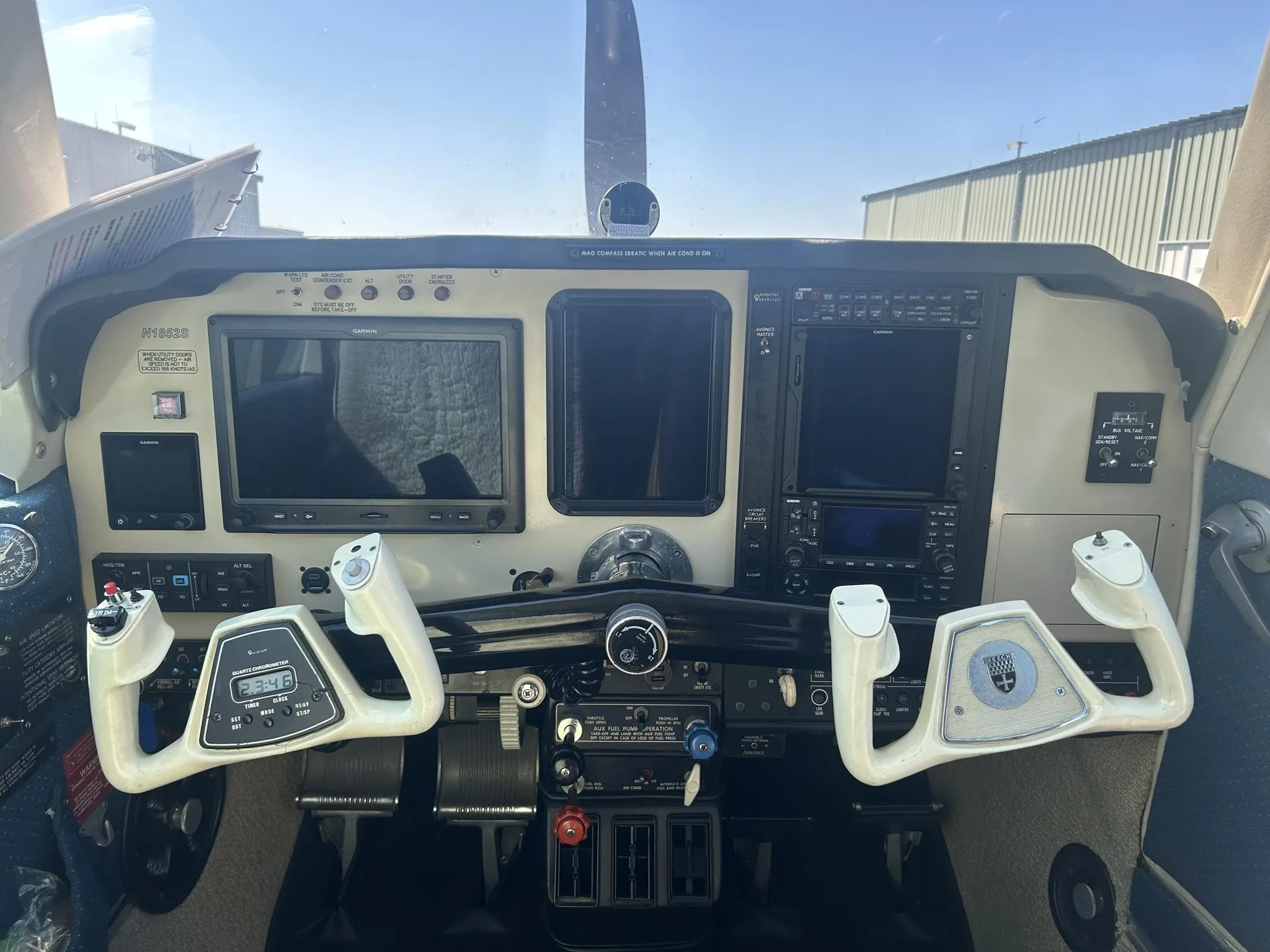 Avionics suite of a 1981 BEECHCRAFT A36 BONANZA.