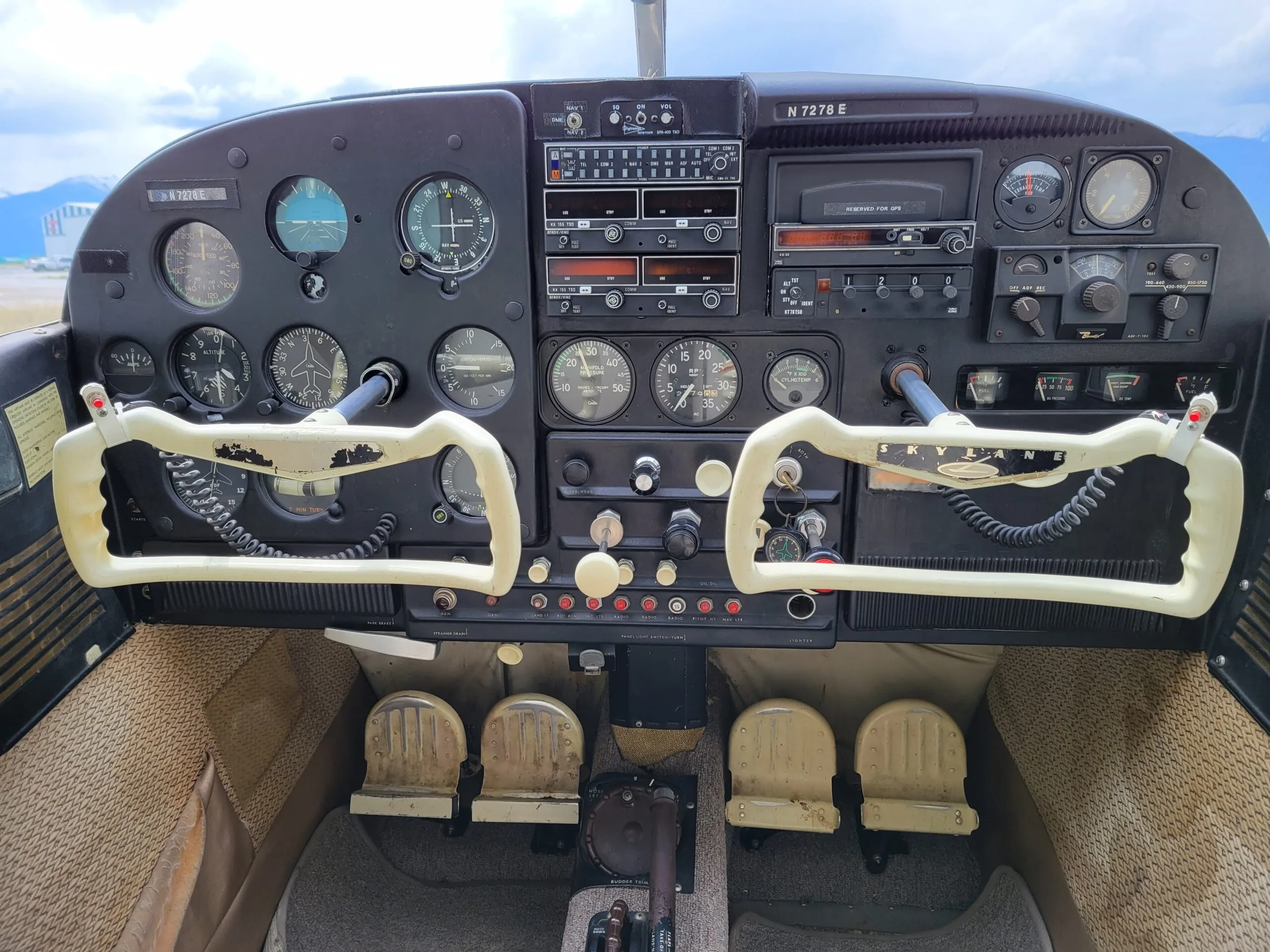 Cockpit and instrument panel of a 1959 Cessna 182B Skyline.