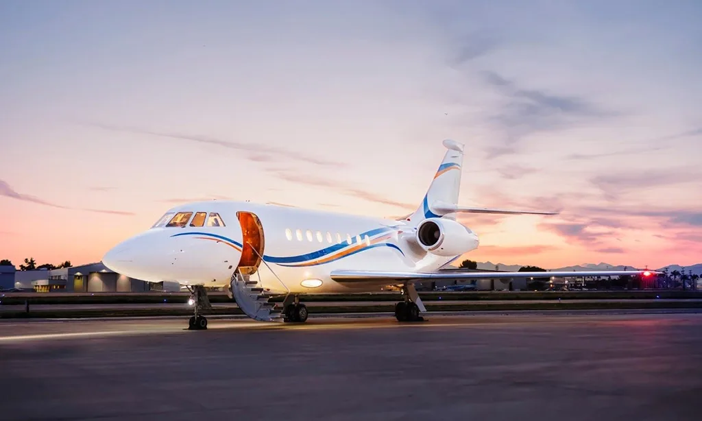 Exterior view of a 2004 Dassault Falcon 2000EX EASy, N833JB.