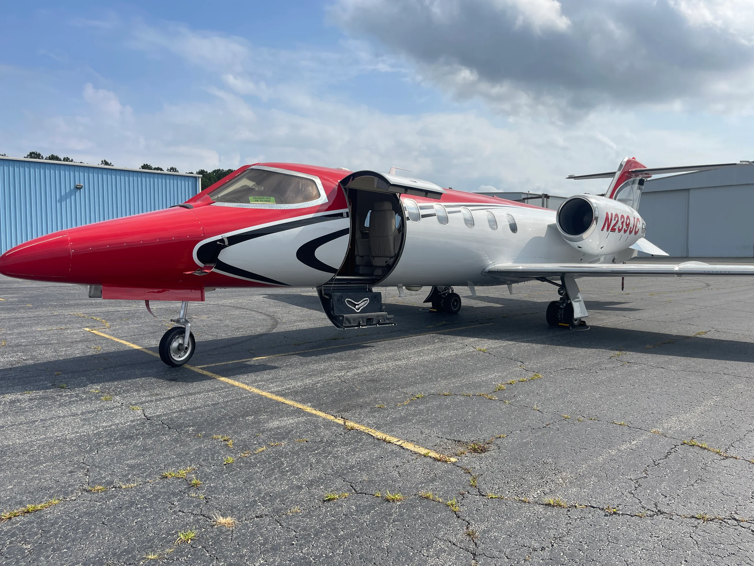 Exterior view of a 2002 Bombardier learjet 31a.