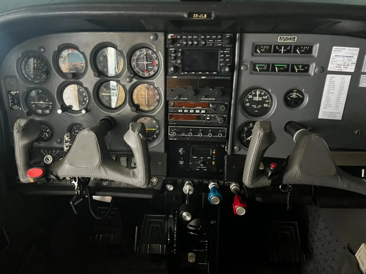 Cockpit and instrument panel of a 1971 CESSNA 182N SKYLANE.