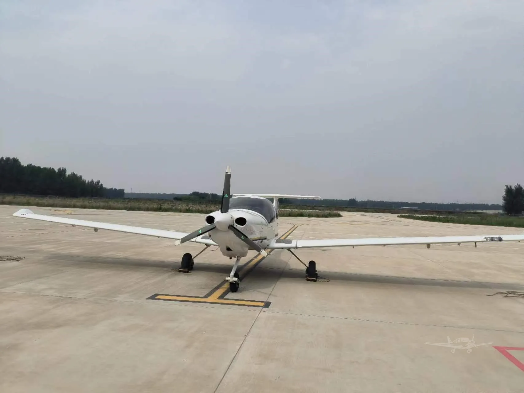 Exterior view of a 2017 DIAMOND DA40 D, B-10QQ.