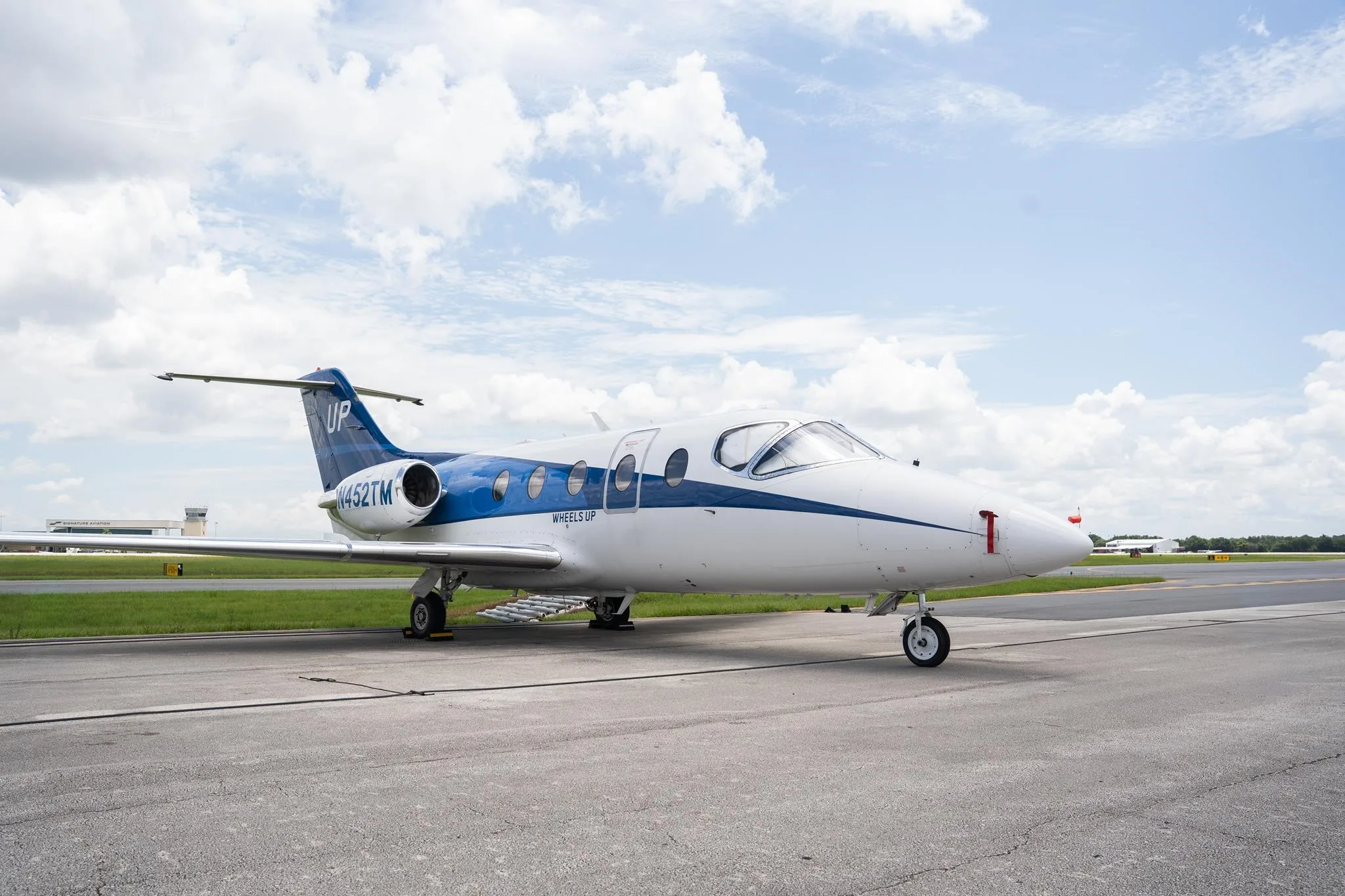 Exterior view of a 2008 HAWKER 400XP, N452TM.