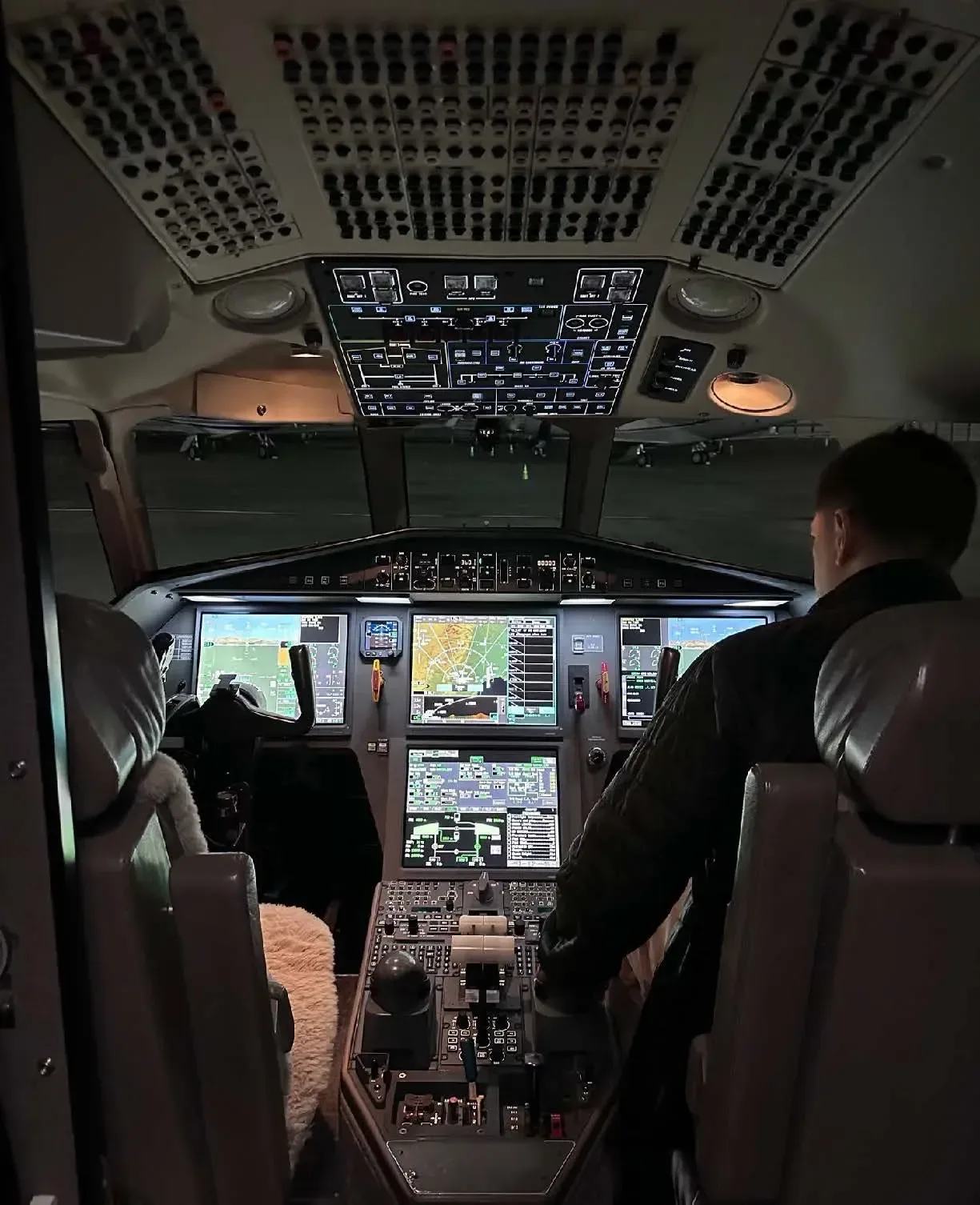 Cockpit and instrument panel of a 2004 Dassault Falcon.