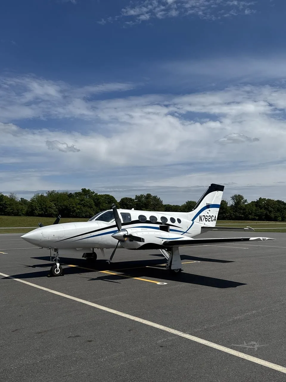 Exterior view of a 1982 CESSNA 421C, N762CA.