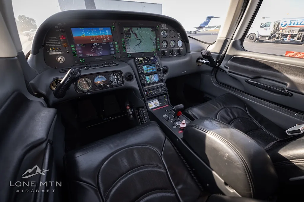 Cockpit and instrument panel of a 2005 Cirrus SR22 G2 GTS.