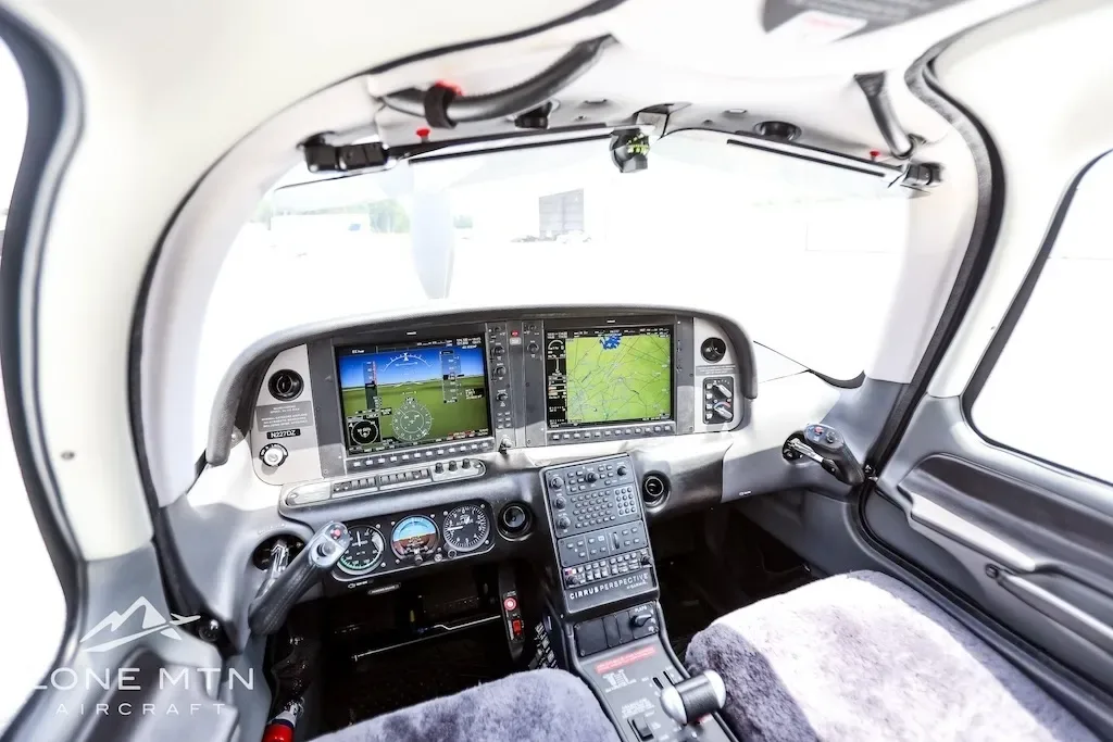 Cockpit and instrument panel of a 2008 Cirrus.