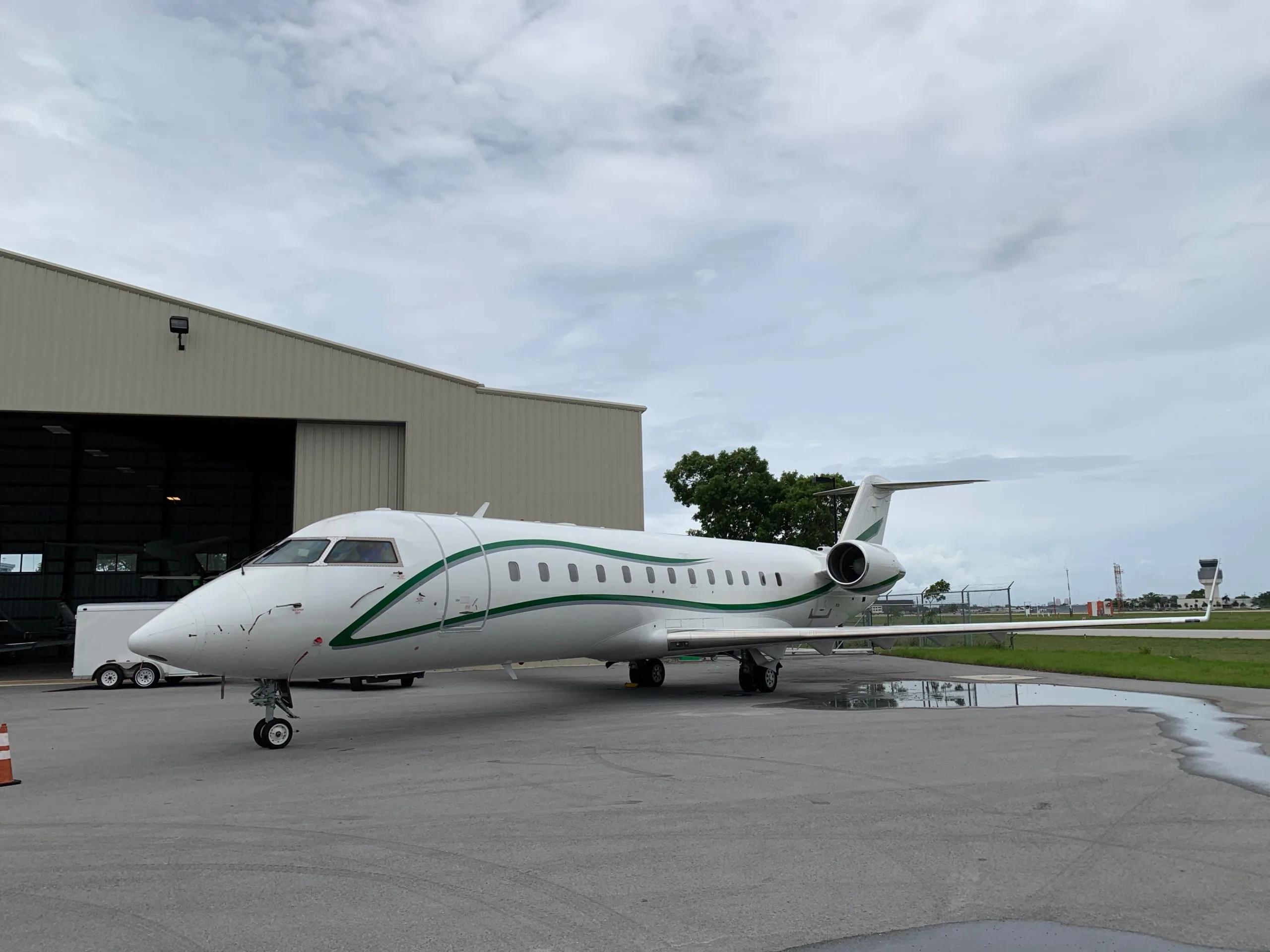 Exterior view of a 1996 Bombardier Challenger 850 7159.