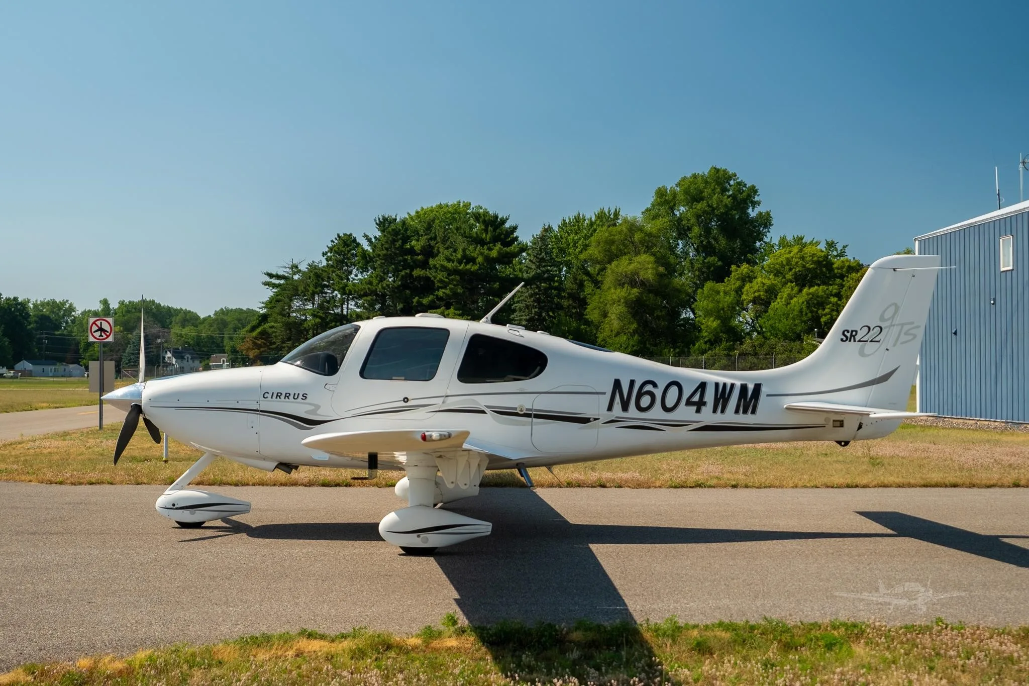 Exterior view of a 2005 CIRRUS SR22-G2, N604WM.