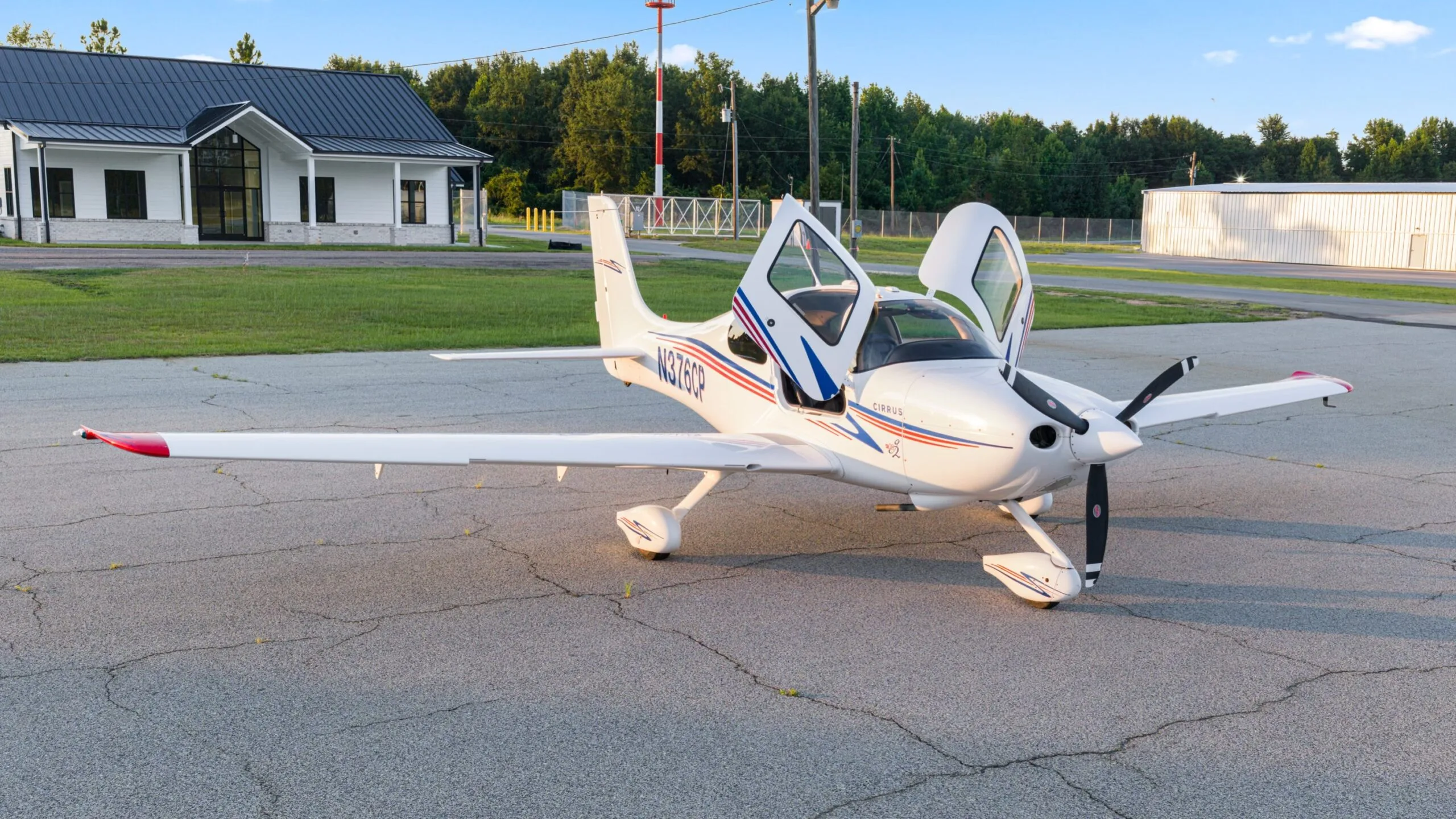 Cabin interior of a 2007 Cirrus SR20-G2.