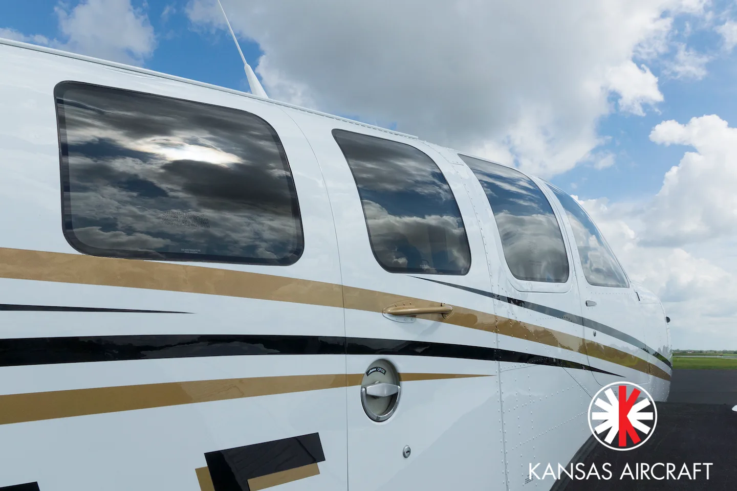 Exterior view of a 2014 Beechcraft G58 Baron, N158LF.