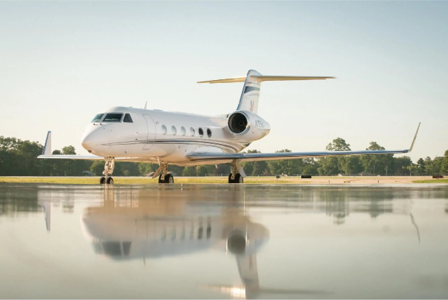 Exterior view of a Gulfstream G450 • SN: 4263.
