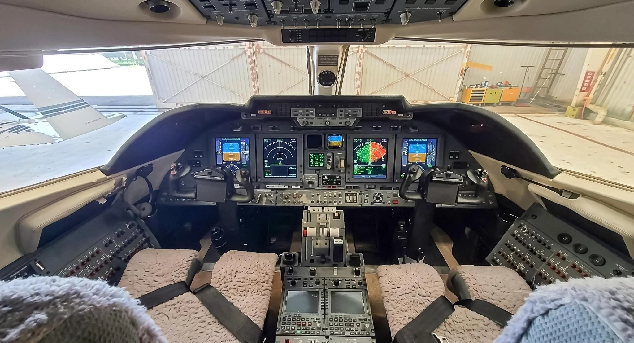 Cockpit and instrument panel of a 2008 LEARJET 60XR.