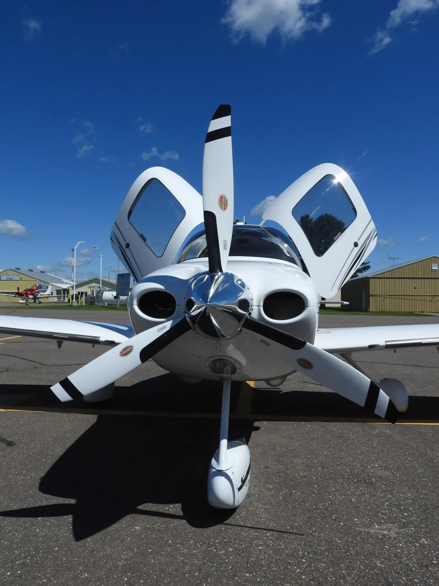 Exterior view of a 2005 CIRRUS SR22-G2, N228MM.