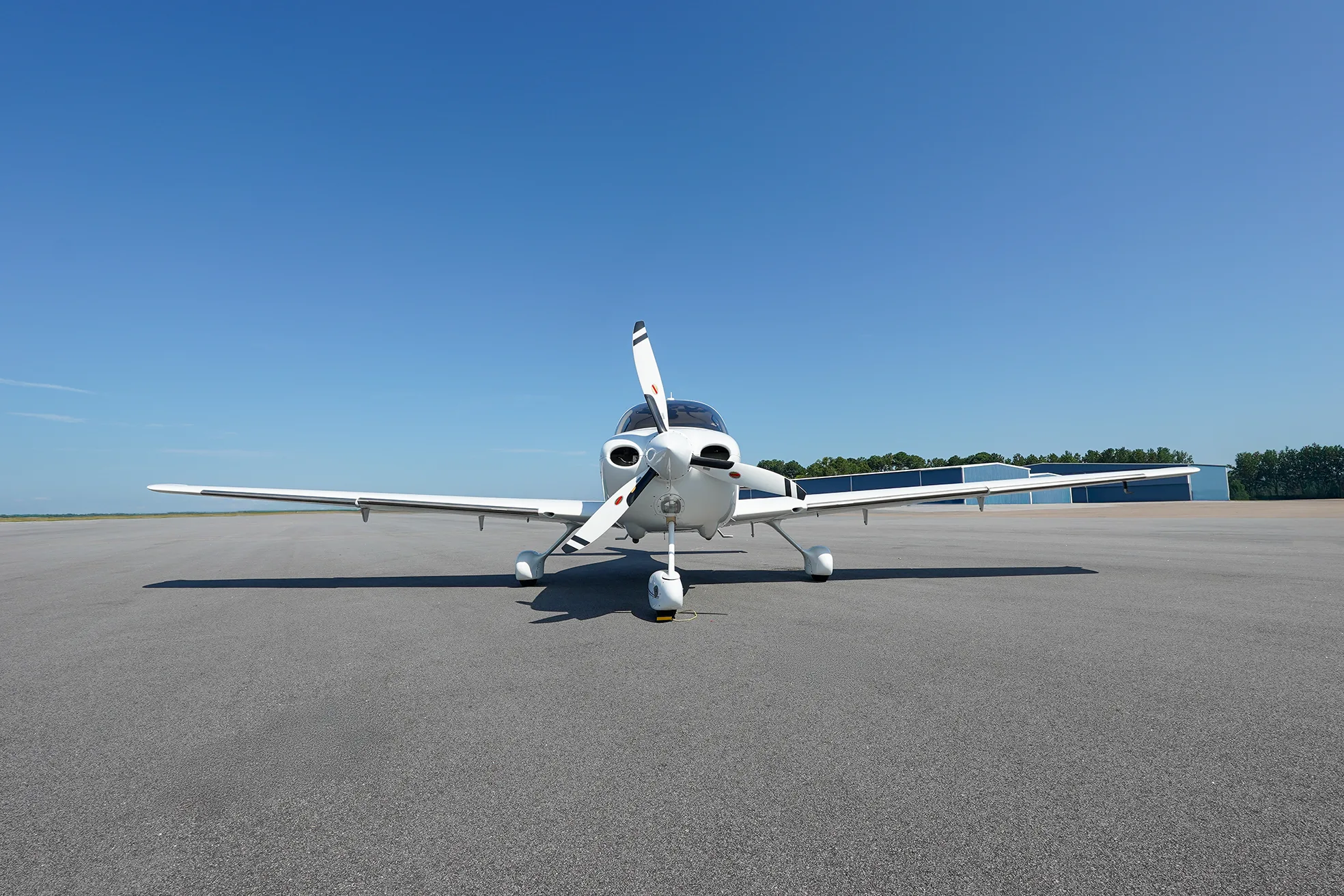 Exterior view of a 2005 Cirrus SR22 G2.