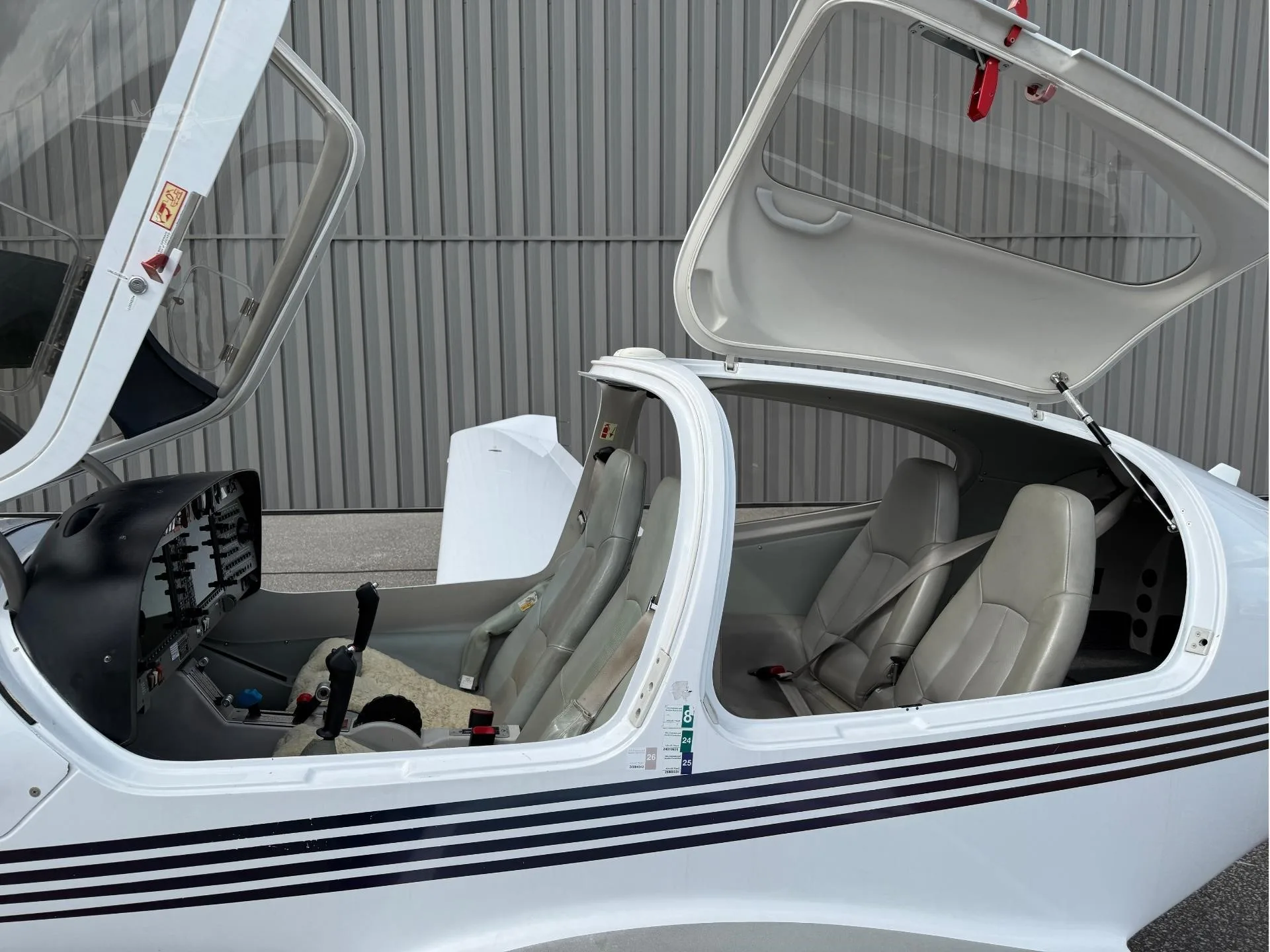 Cockpit and instrument panel of a 2006 DIAMOND DA40 XL.