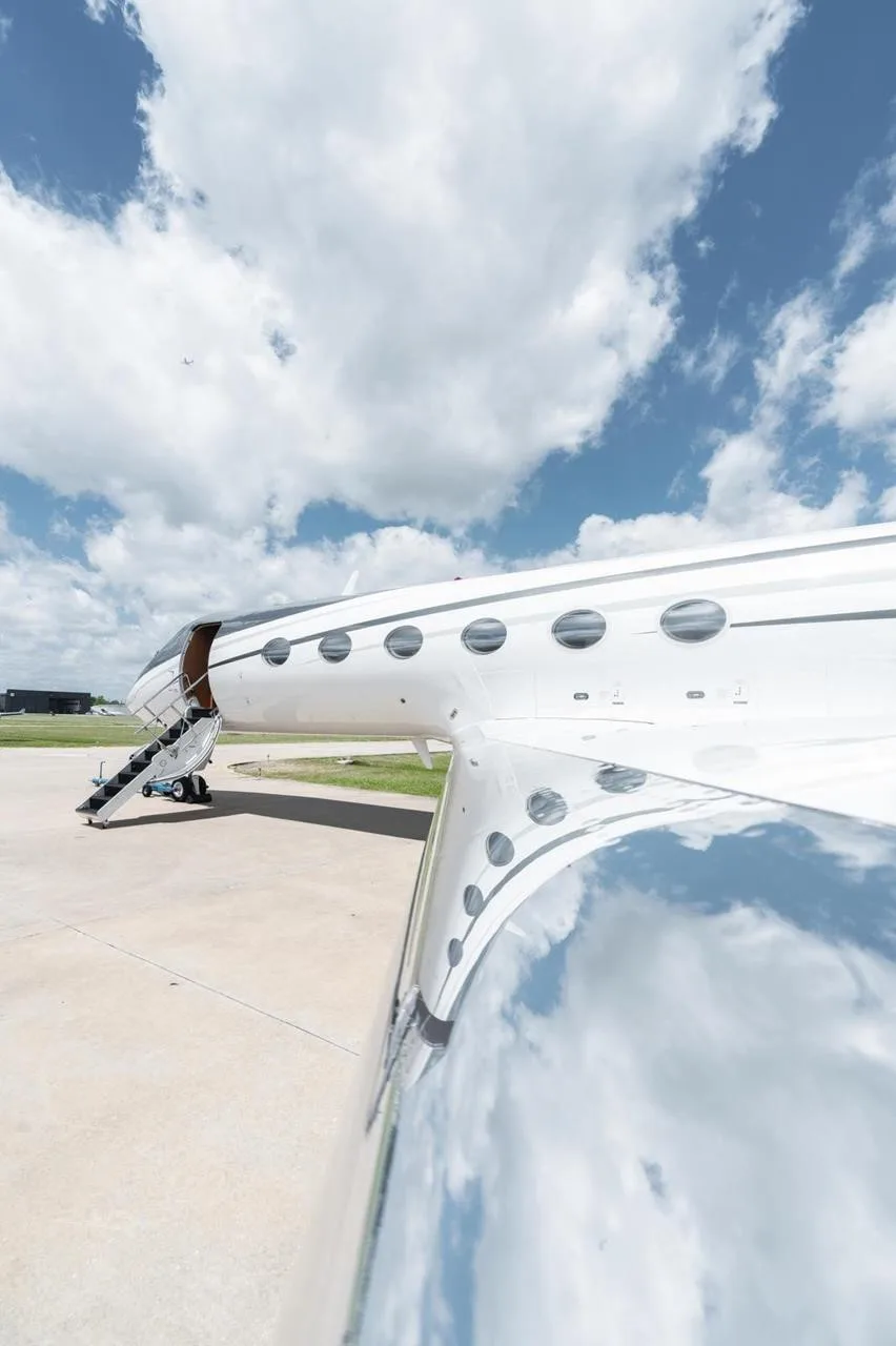 Exterior view of a 2004 GULFSTREAM G400, LV-JQW.