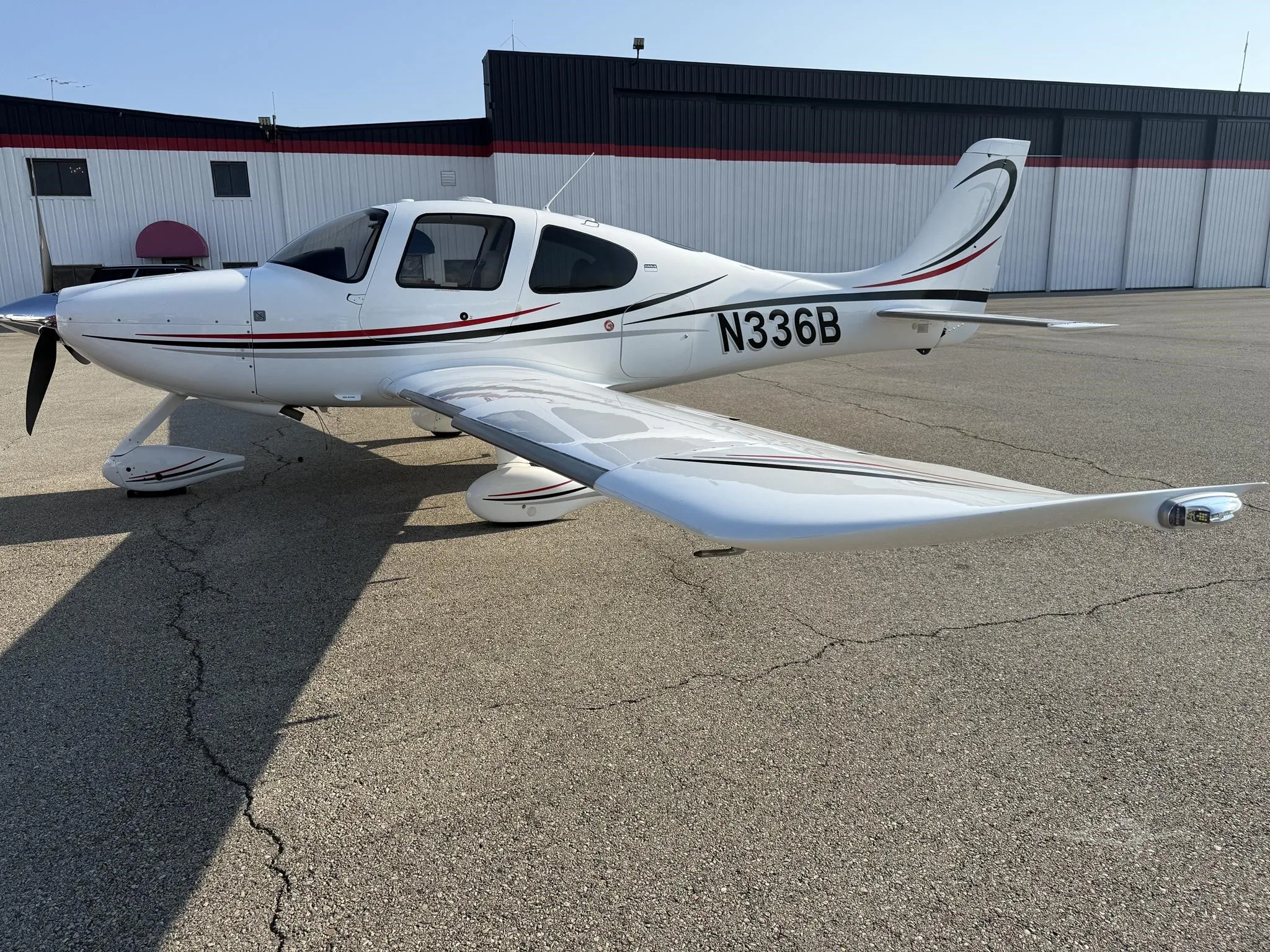 Exterior view of a 2006 CIRRUS SR22-G2, N336B.