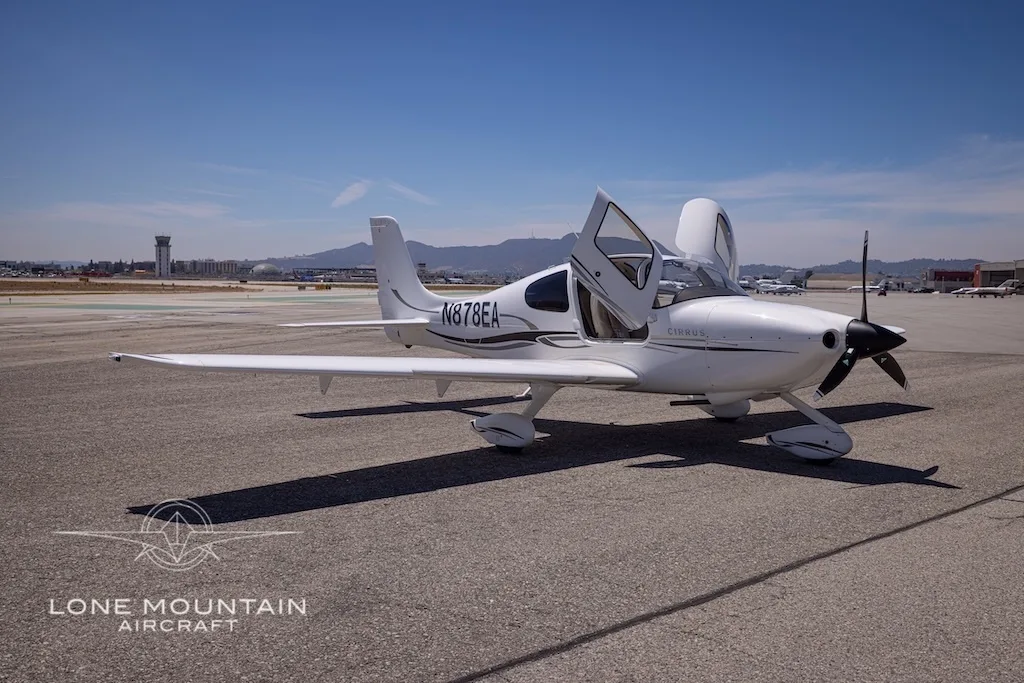 Exterior view of a 2007 Cirrus SR20 G2, N878EA.