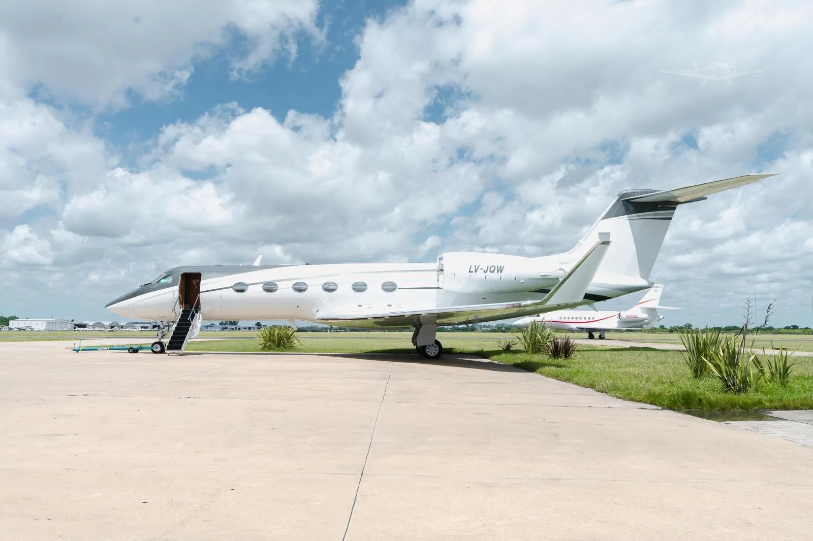Exterior view of a 2004 GULFSTREAM G400, LV-JQW.