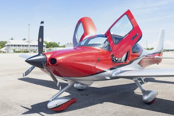 Exterior view of a 2024 Cirrus SR20, N442JS.