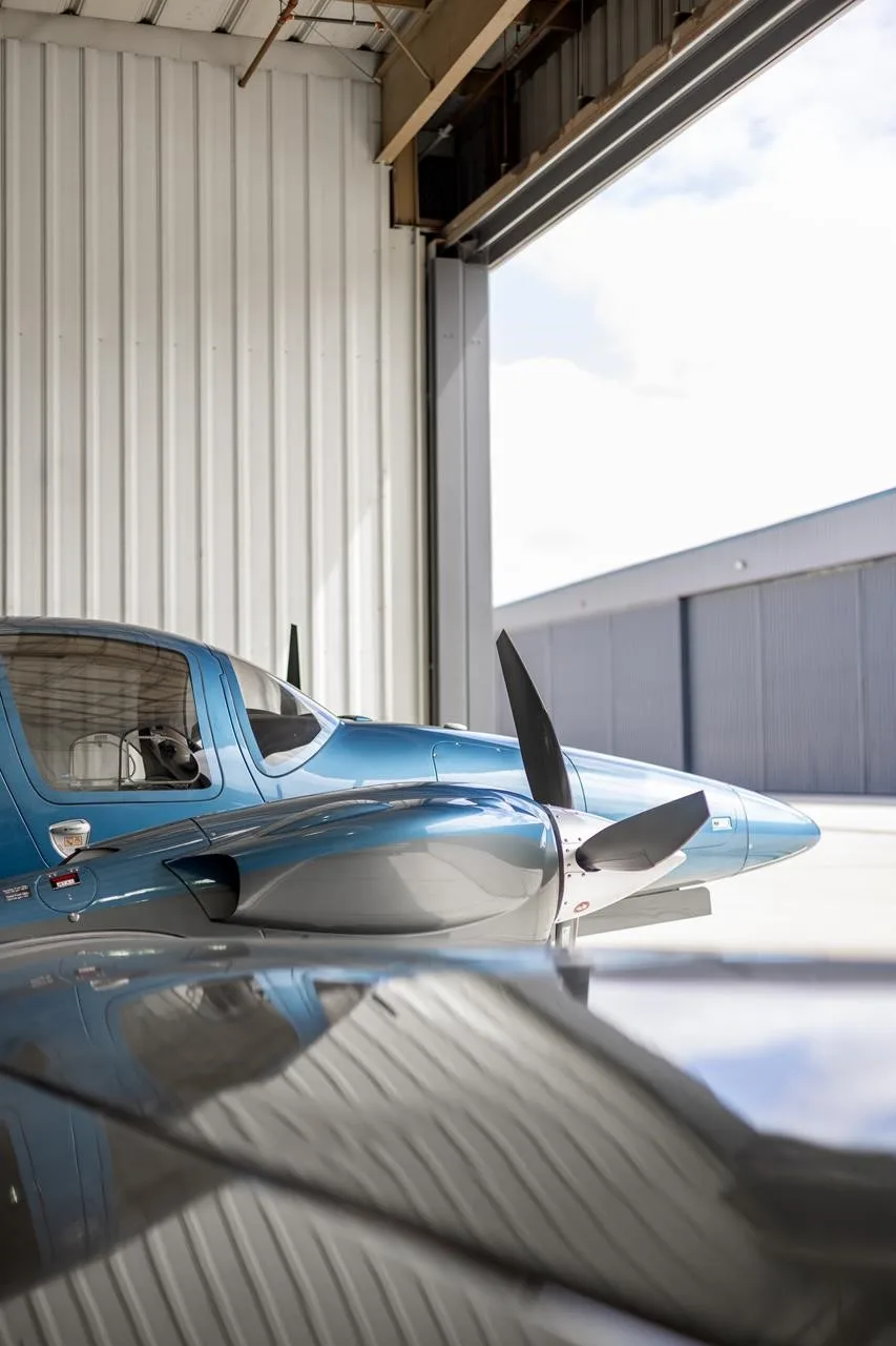 Exterior view of a 2019 DIAMOND DA62, N296LA.