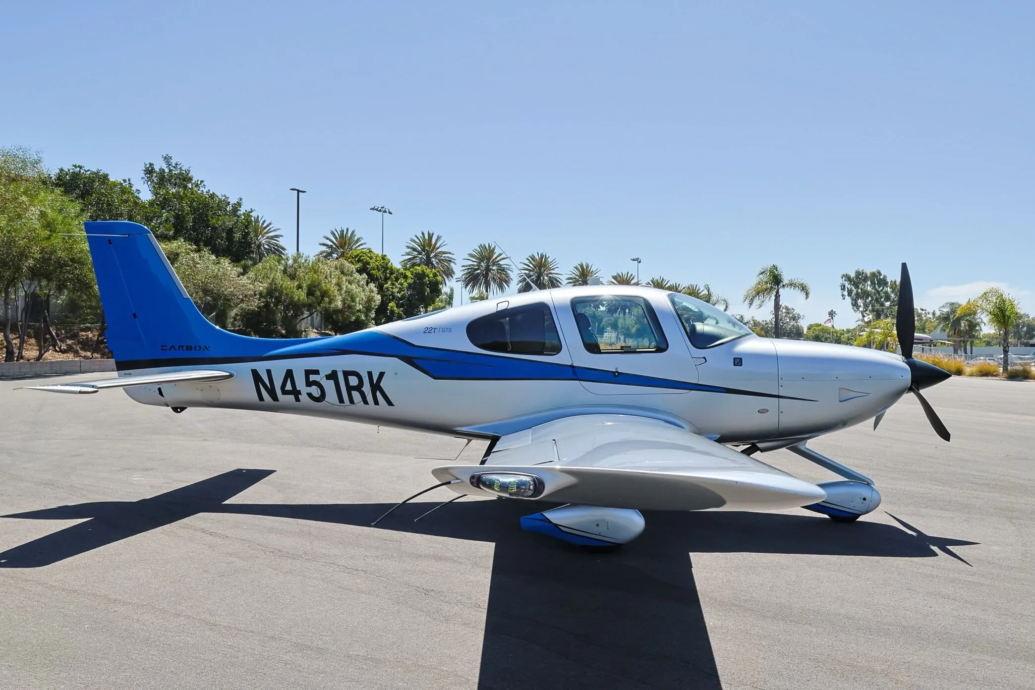 Exterior view of a 2015 Cirrus SR22-G5 TURBO, N451RK.