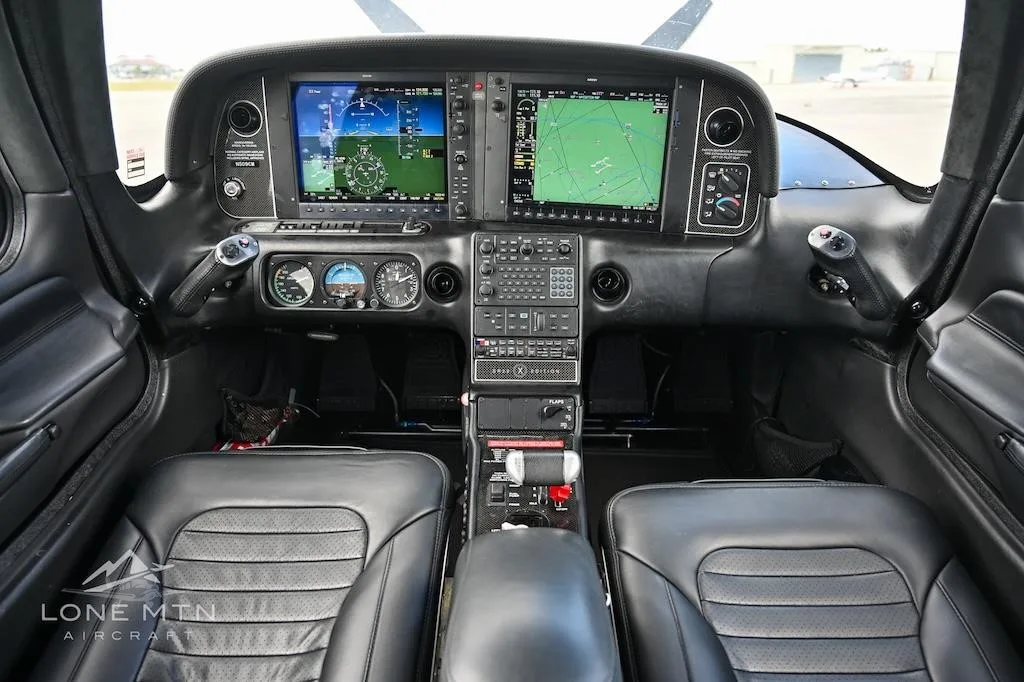 Cockpit and instrument panel of a 2010 CIRRUS SR22-G3.