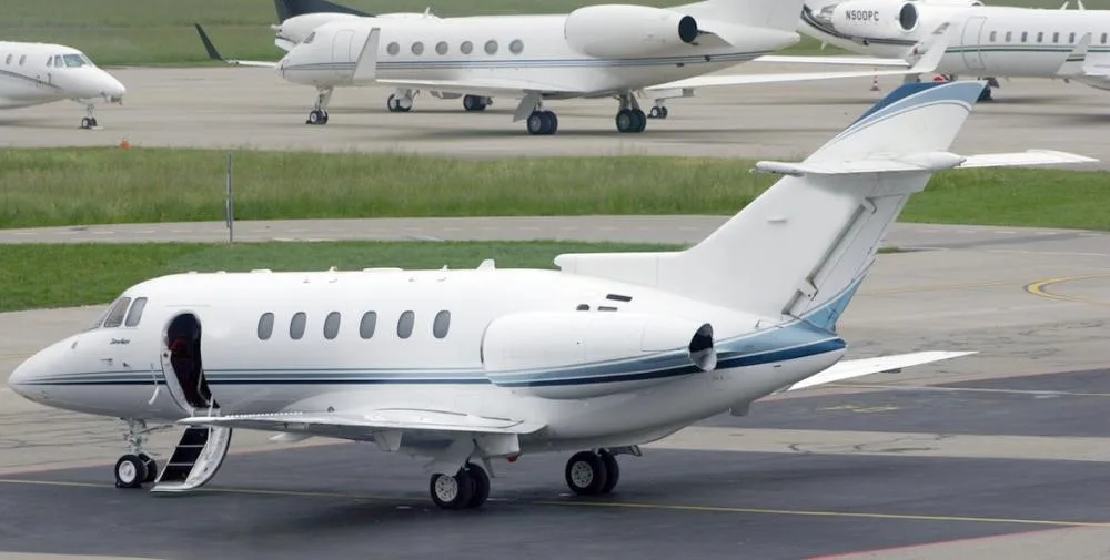 Exterior view of a 2005 Hawker 800XPi (Proline 21).