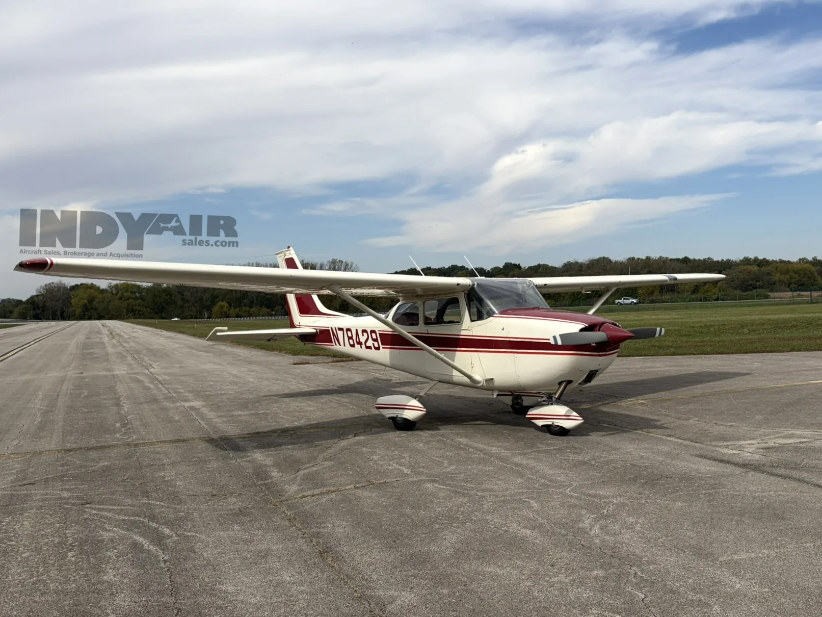Exterior view of a Cessna 172K, N78429.