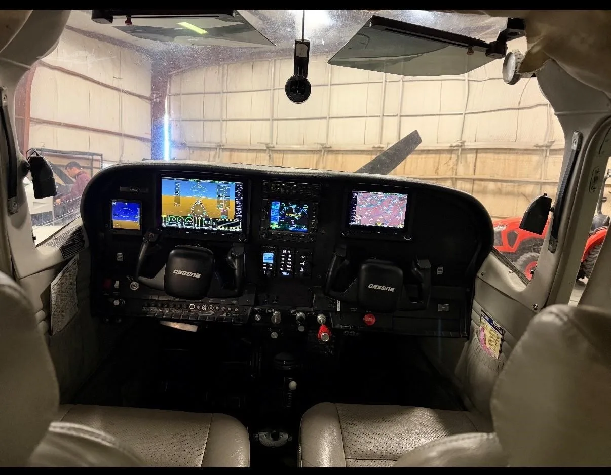 Cockpit and instrument panel of a 1967 CESSNA 182 SKYLANE.
