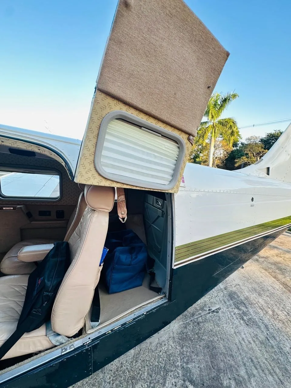 Cabin interior of a 1994 PIPER SENECA IV.