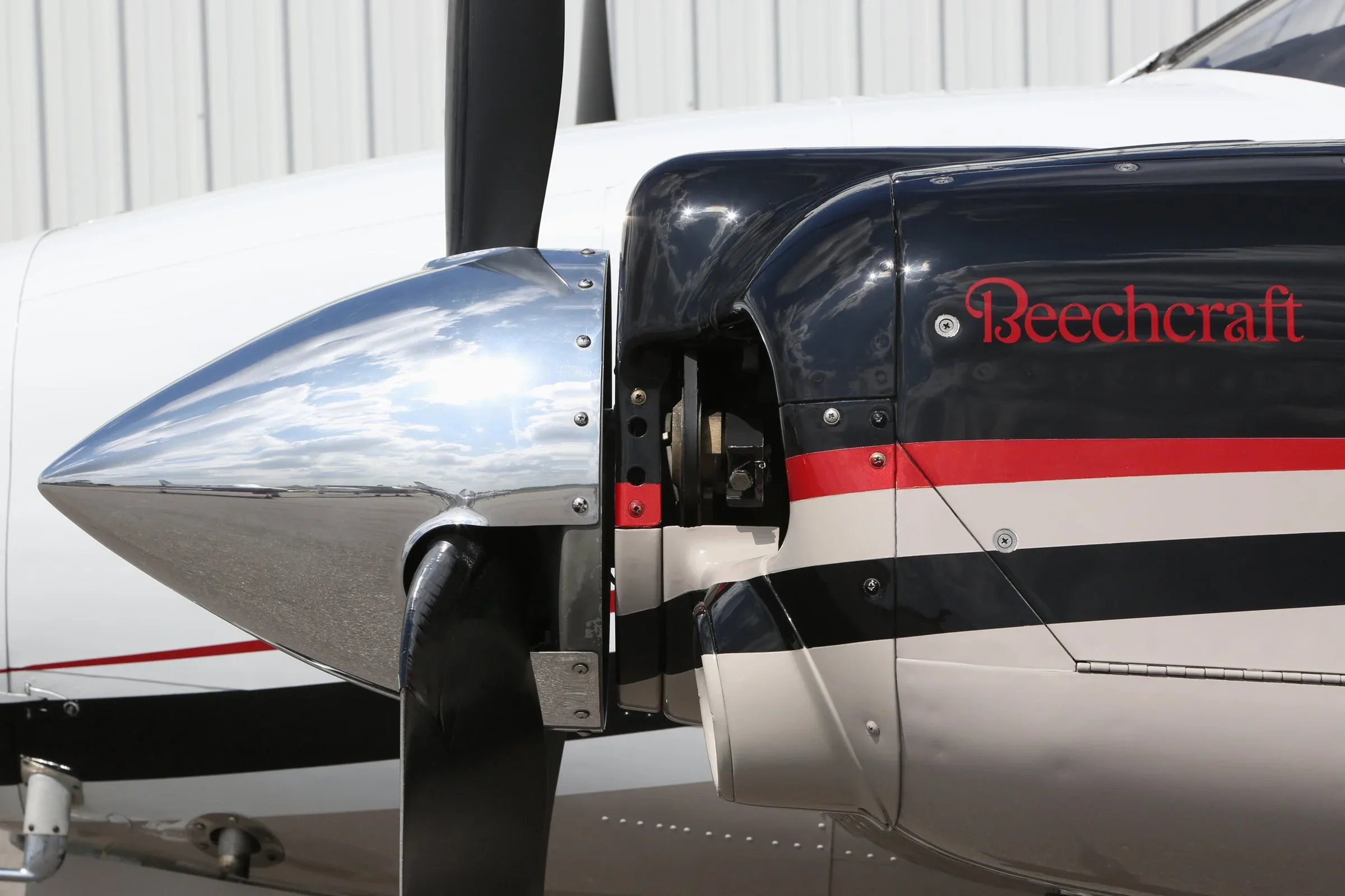 Exterior view of a 2014 Beech BARON, N206BK.