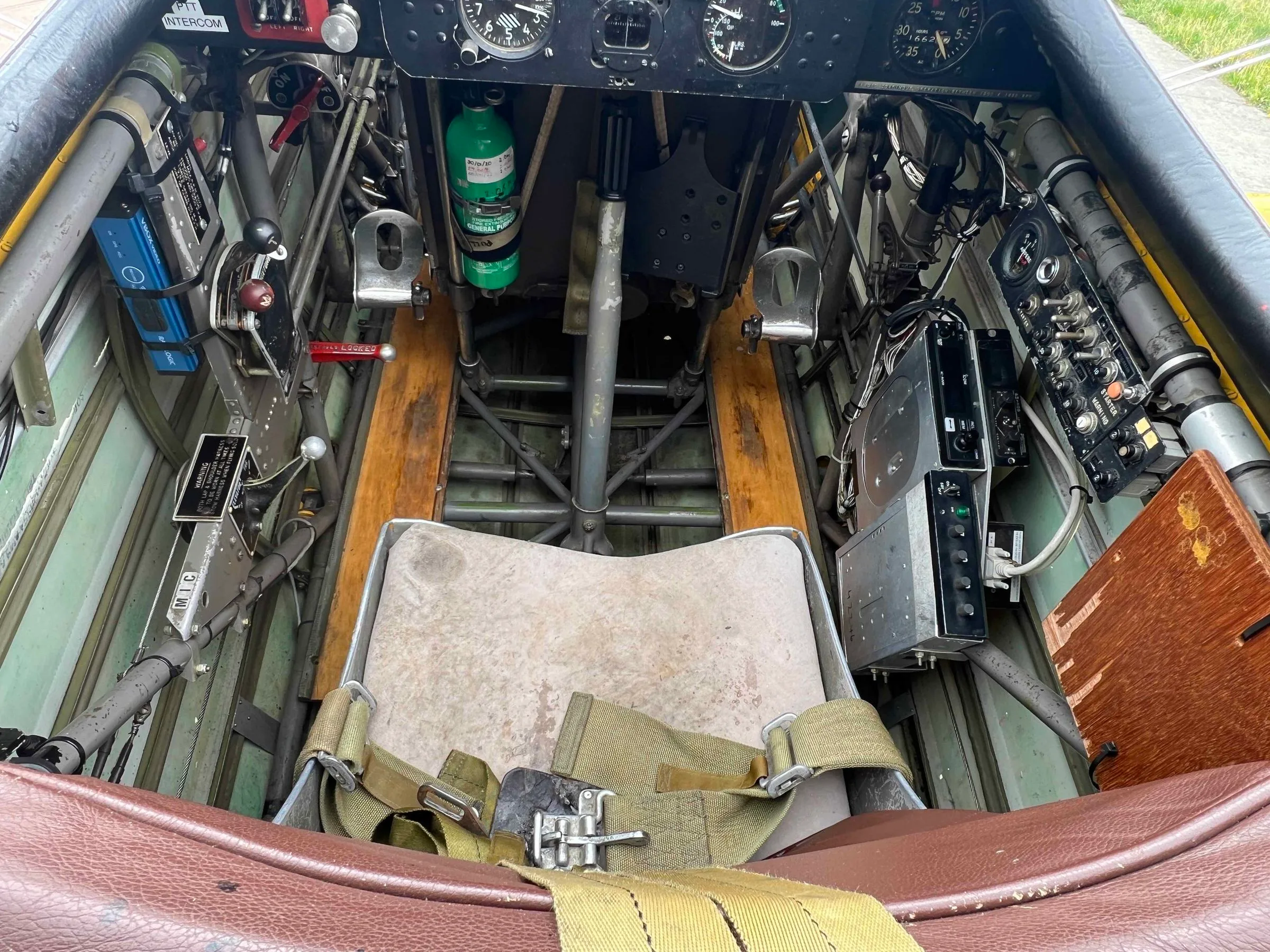 Cockpit and instrument panel of a 1940 Boeing Stearman A75-N1.
