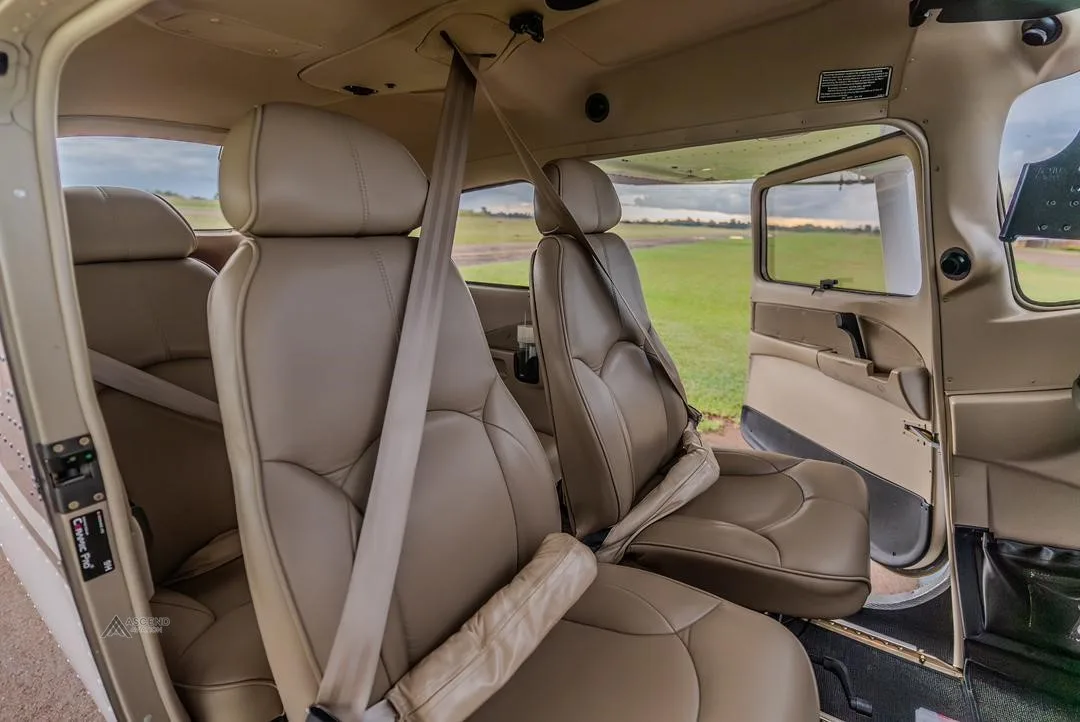 Cabin interior of a 2018 CESSNA 182T SKYLANE.