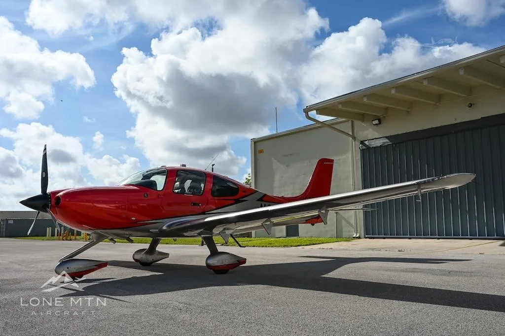 Exterior view of a 2021 CIRRUS SR22-G6, N273RV.