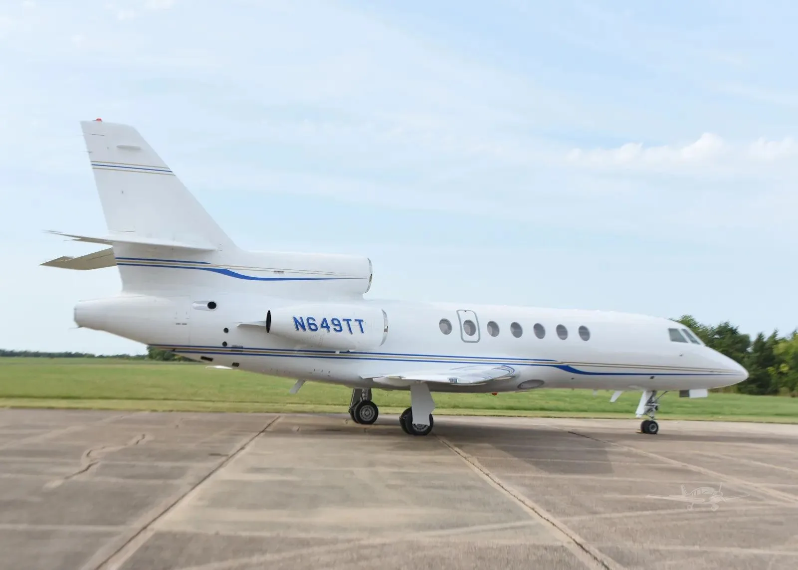 Exterior view of a 2005 DASSAULT FALCON 50EX.
