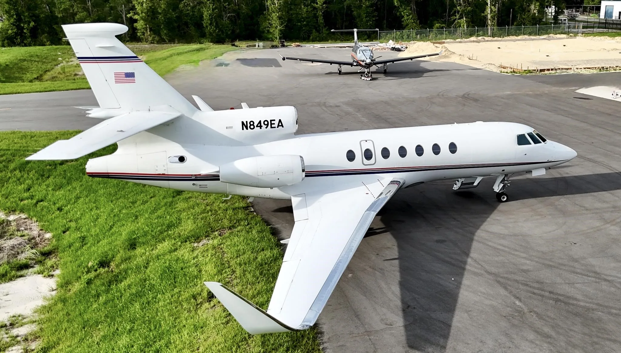 Exterior view of a 1998 DASSAULT FALCON 50EX, N849EA.
