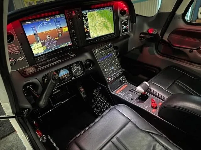 Avionics suite of a 2020 CIRRUS SR20-G6.