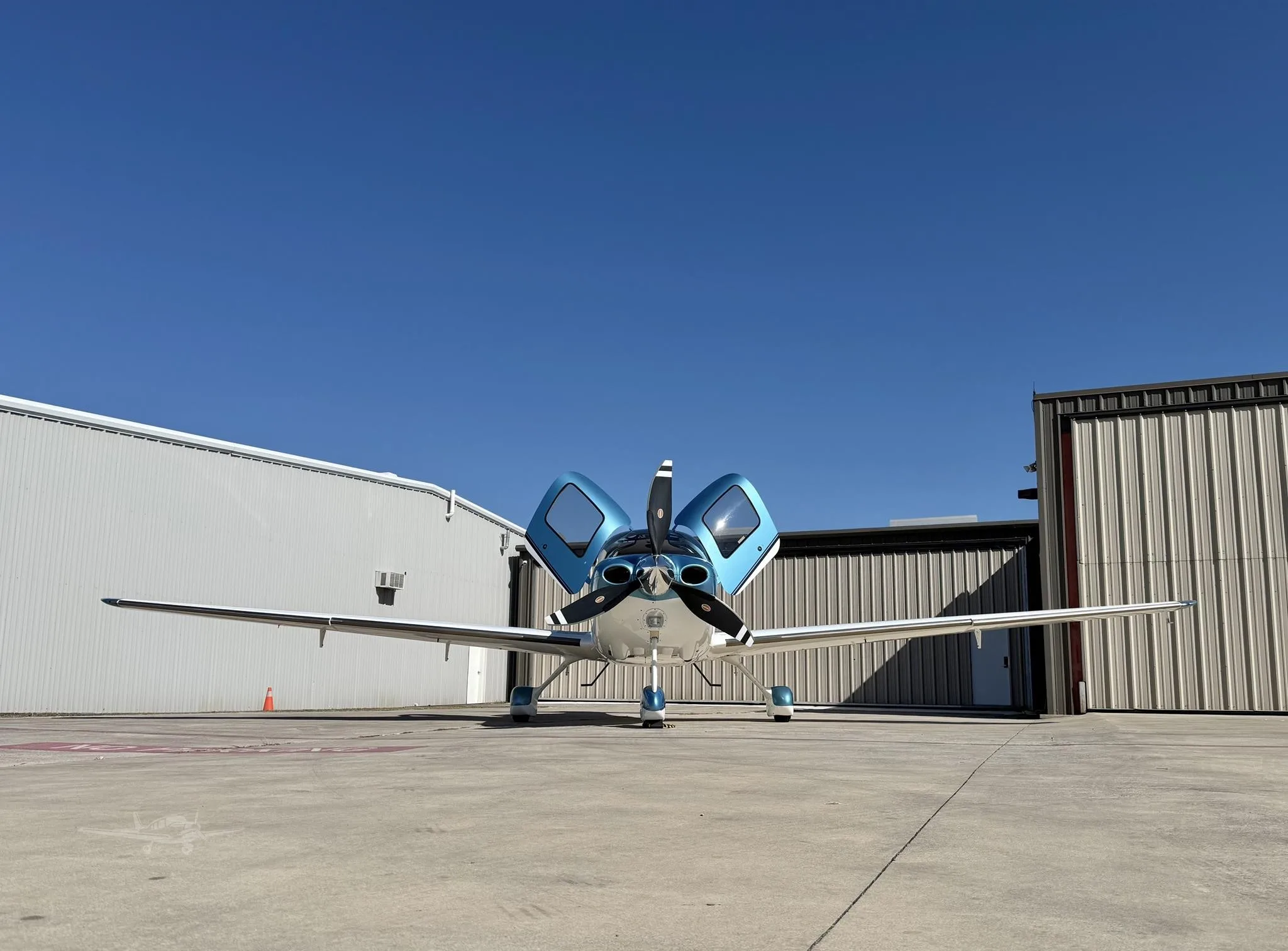Exterior view of a 2008 CIRRUS SR22-G3 TURBO, N916CT.