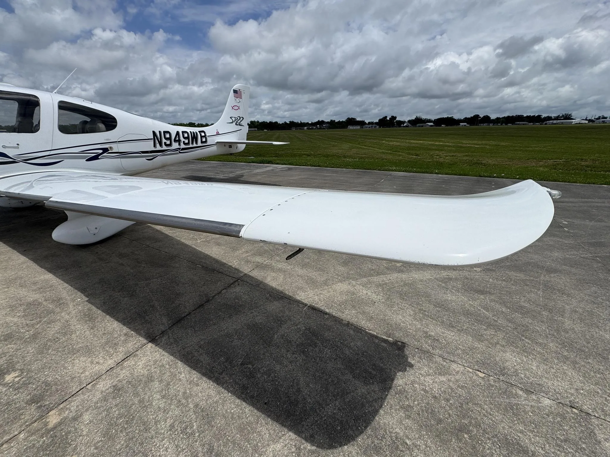 Exterior view of a 2003 CIRRUS SR22.