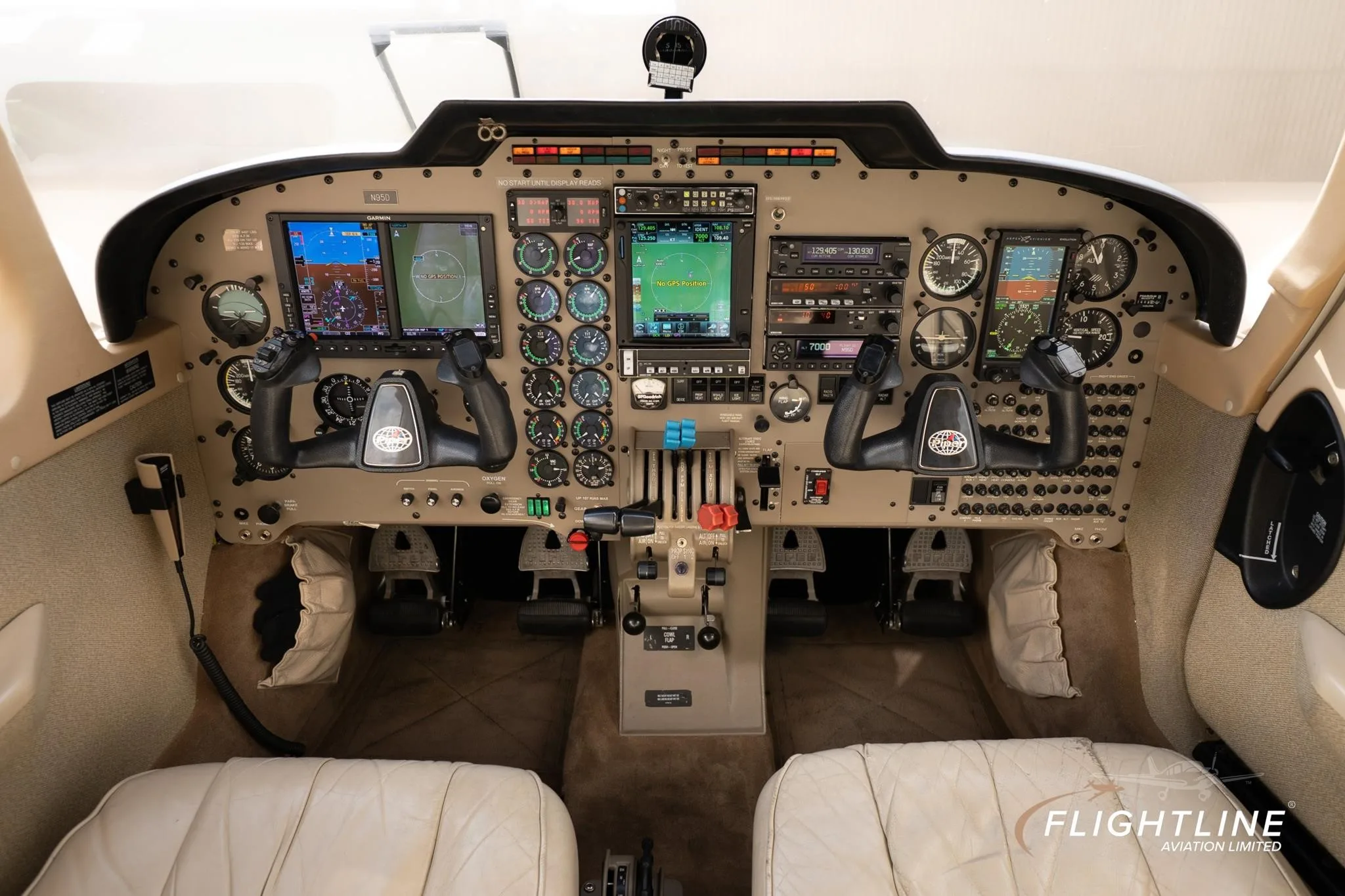 Cockpit and instrument panel of a 1998 PIPER SENECA V.