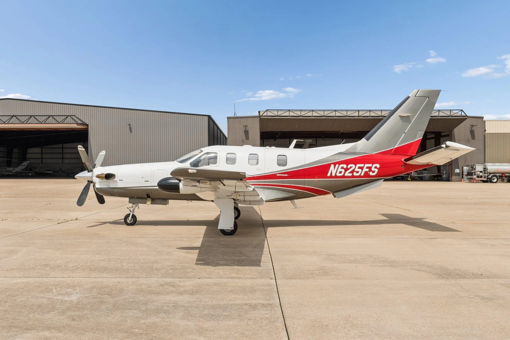 Exterior view of a 1999 DAHER TBM 700B, N625FS.