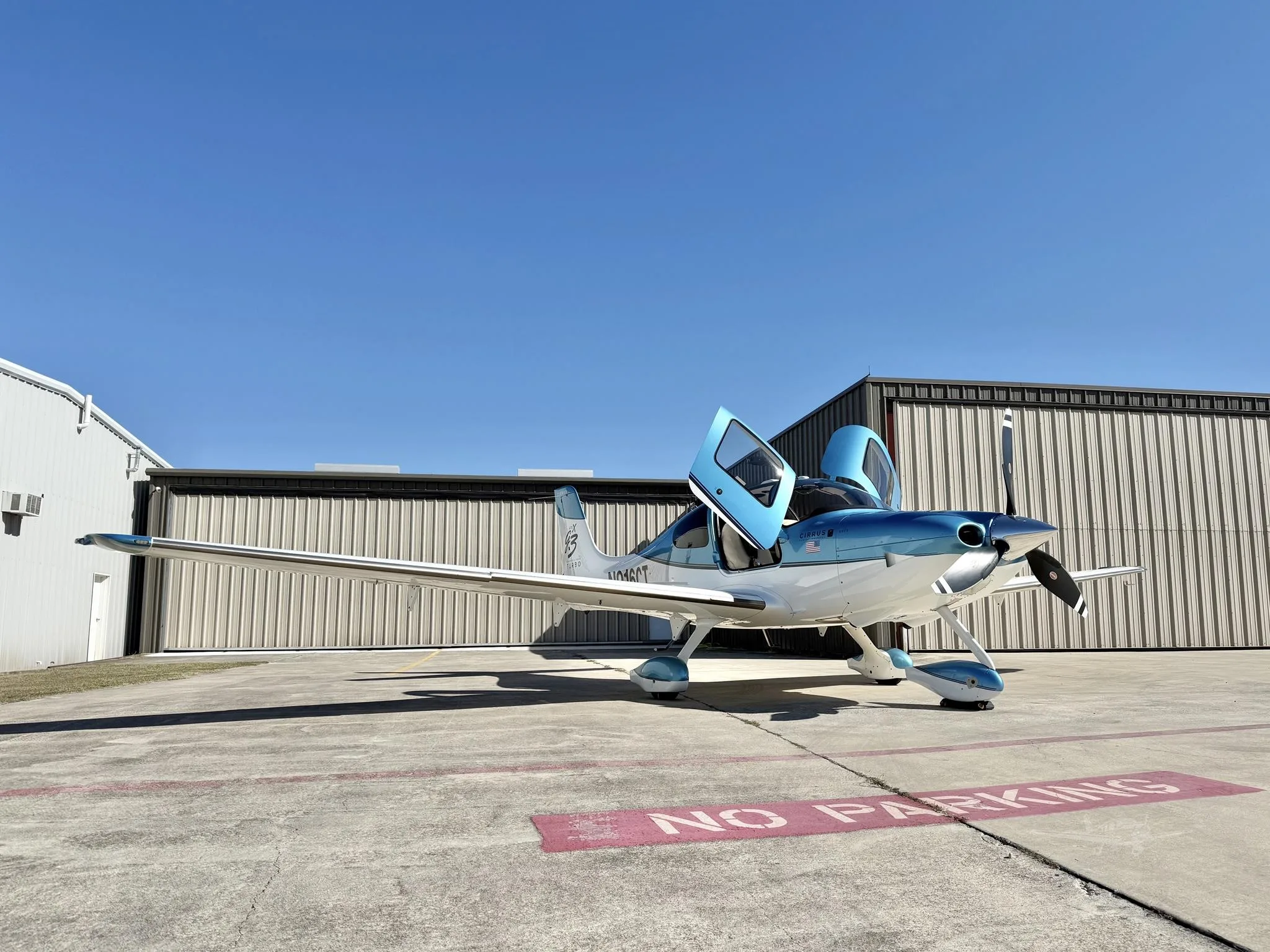 Exterior view of a 2008 CIRRUS SR22-G3 TURBO, N916CT.