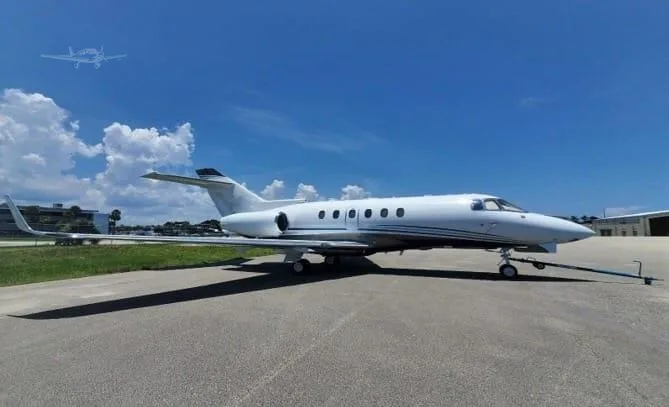 Exterior view of a 2006 HAWKER 850XP.