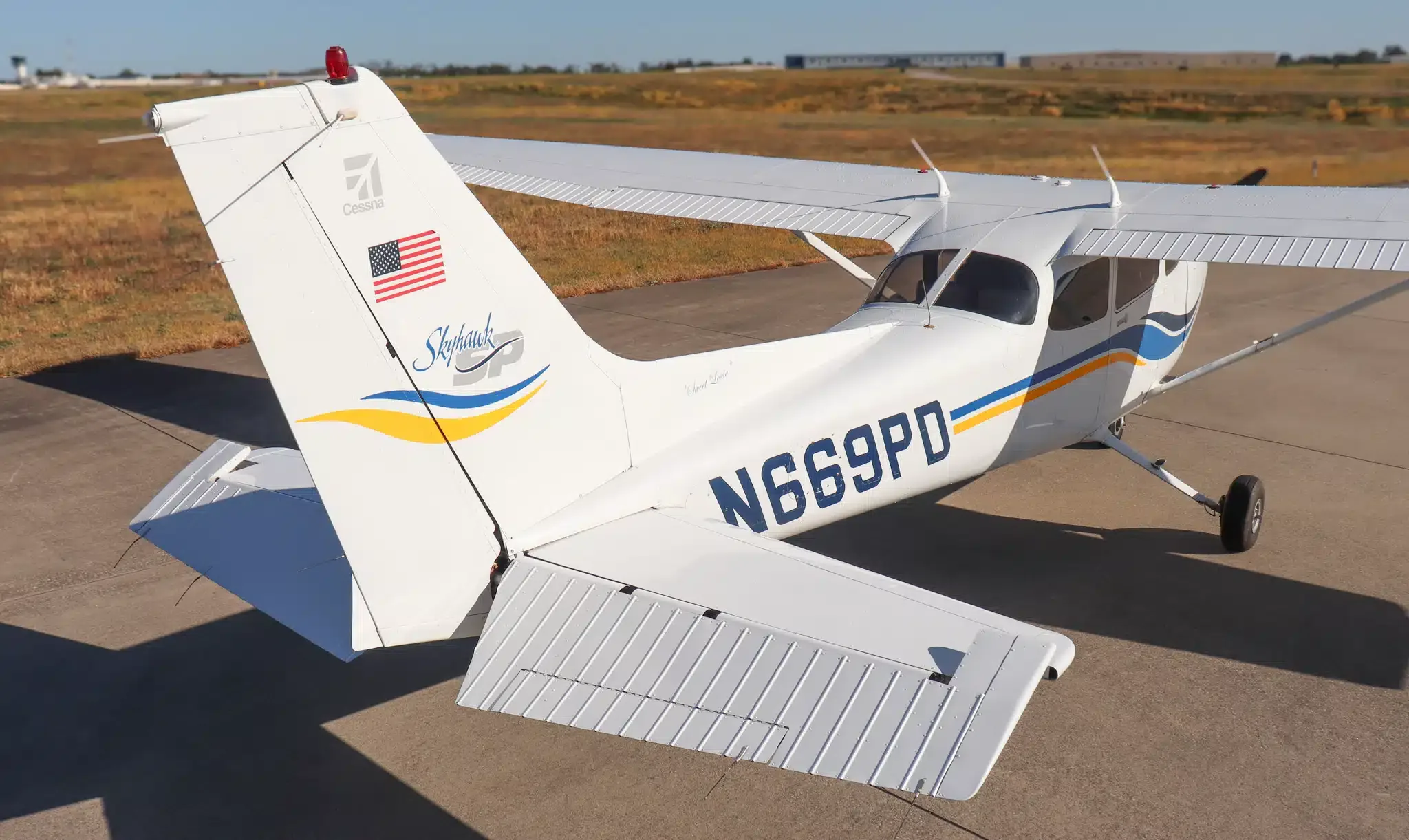 Exterior view of a 2000 Cessna 172S Skyhawk SP, N669PD.